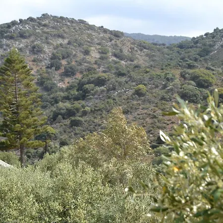 Karmilos - A Family Near The Cretan Sea And The Mountains Σίσσι