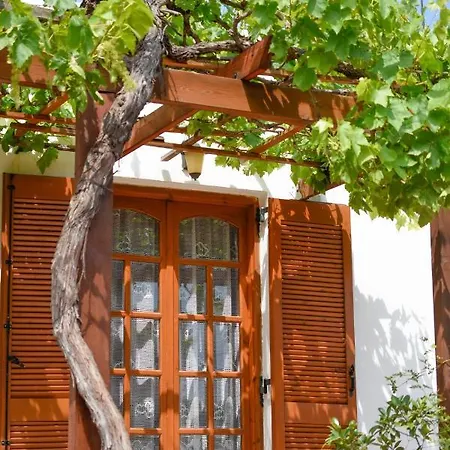 Karmilos - A Family Near The Cretan Sea And The Mountains Σίσσι