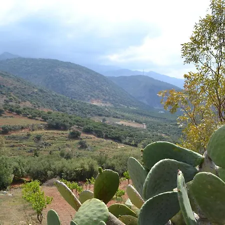 Karmilos - A Family Near The Cretan Sea And The Mountains Σίσσι